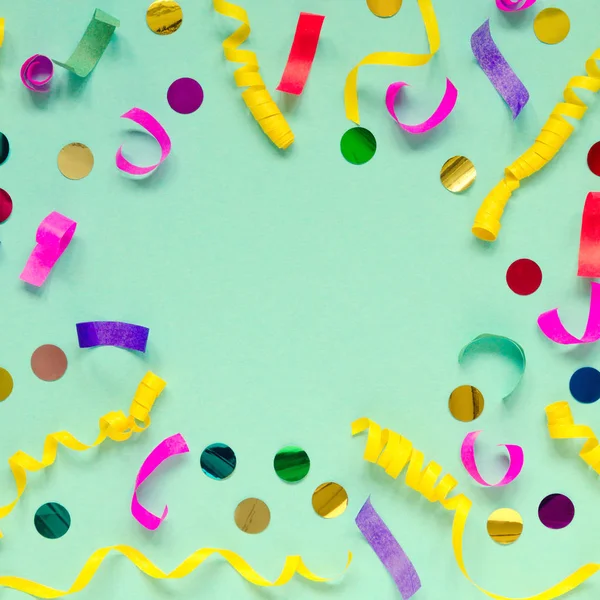 Karnaval şenlikli dekorasyon mavi zemin üzerine. Uzay kompozisyon kopyalayın. Havai çekim. Çerçeve. Tonda