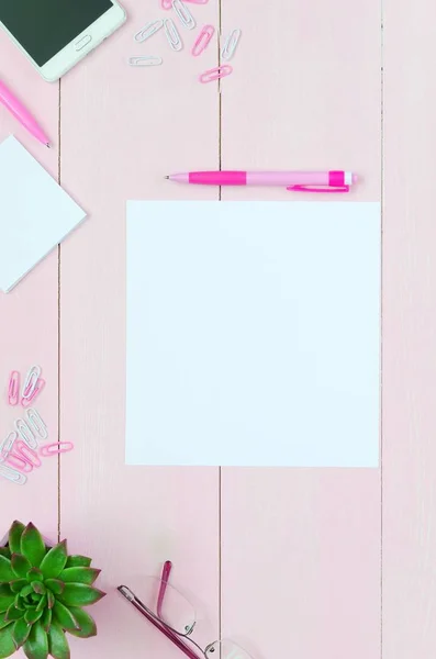 Kadınsı Resepsiyon çalışma alanıyla etli, gözlük ve kağıtları, pembe bir arka plan üzerinde boşaltmak için. Düz yatıyordu, en iyi görünümü office tablo Resepsiyon çerçevesi.