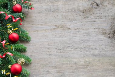 Çam dalları çerçeve Noel oyuncaklar ve eski ahşap masa şeritler ile. Noel ve yeni yıl kavramı. Kopyalama alanı kompozisyon