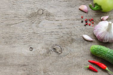 Çerçeve sebze: salatalık, domates, biber, soğan, sarımsak. Sağlıklı gıda, Vegan veya hasat kavramı kopya alanı kompozisyon