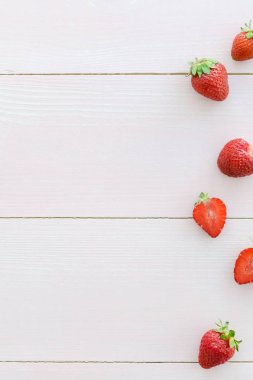 Çilek pembe bir arka plan üzerinde. Sağlıklı gıda. Temiz yemek. Kopyalama alanı kompozisyon