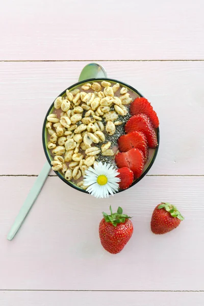 Strawberry Smoothie Bowl Med Luft Vete Och Chia Frön Rosa — Stockfoto