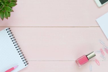 Kadınsı Resepsiyon çalışma alanıyla etli, Gözlük, cup kahve ve defter üzerinde pembe bir arka plan için. Düz yatıyordu, en iyi görünümü office tablo Resepsiyon çerçevesi.