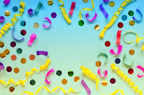 Karnaval şenlikli dekorasyon mavi zemin üzerine. Uzay kompozisyon kopyalayın. Havai çekim. Çerçeve. Tonda