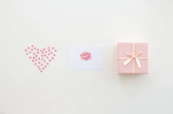 Caixa Presente Rosa Beijo Papel Coração Pequenos Corações Fundo Bege — Fotografia de Stock