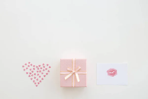 Caixa Presente Rosa Beijo Papel Coração Pequenos Corações Fundo Bege — Fotografia de Stock