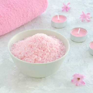 Beton arka planda deniz tuzu, havlu ve sümbül çiçekleri.