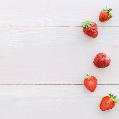 Pembe arka planda çilek. Alan kompozisyonu kopyalama