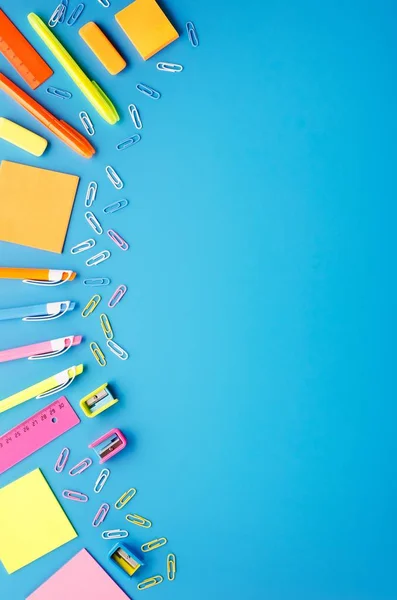 Mavi arka plan üzerinde varicoloured okul veya ofis malzemeleri.