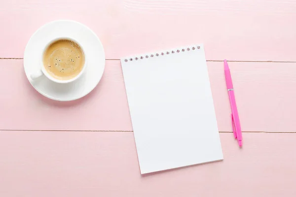 Ženská deska s notebookem, růžovým perem a šálkem kávy — Stock fotografie