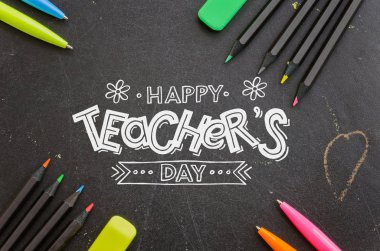 Okul tebeşir panosunda renkli kalemler ve kalemler