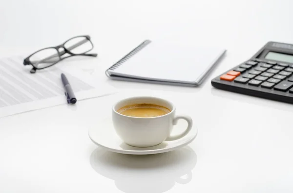 Buchhaltung Geschäftskonzept. Schreibtisch mit Kaffeetasse, Taschenrechner, Brille, Notizblock und Tabellenkalkulation. — Stockfoto
