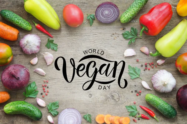 Sebze çerçevesi: salatalık, domates, biber, soğan, sarımsak