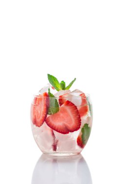 Beyaz arka planda çilekli taze yaz içeceği ve nane şekeri. Boşluk bileşimini kopyala