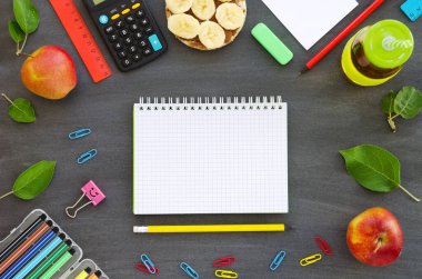 Okul malzemeleri, sandviç ve meyve suyu. Tebeşirli arka planda. Uzay bileşimini kopyala. Okul konseptine dönelim.