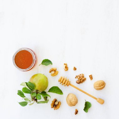 Tatlım, beyaz ahşap arka planda elmalar ve cevizler. Yemeklerin üstünden. Boşluk bileşimini kopyala