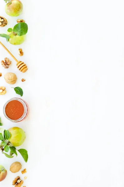 Tatlım, beyaz ahşap arka planda elmalar ve cevizler. Yemeklerin üstünden. Boşluk bileşimini kopyala