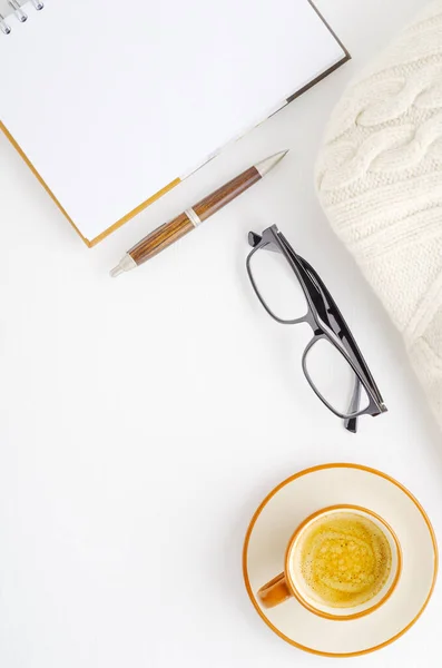 Çalışma alanı kalem, defter, kahve fincanı, bardaklar. Üst kattaki daire tepemizde duruyordu. Boşluk arkaplanı kopyala