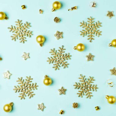 Altın kar taneleri, toplar, yıldızlar, mavi arka planda konfeti. Şenlikli Noel şablonu. Noel ve Yeni Yıl konsepti. Düz yatış, üst görünüm