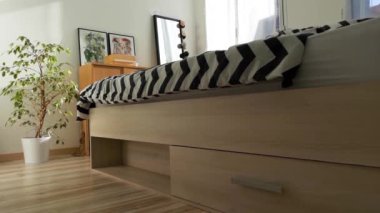 Güneşli bir öğleden sonra uyku bir kadın - şekerleme