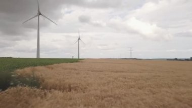 Kırsal bölgedeki rüzgar türbinlerinin hava görüntüsü