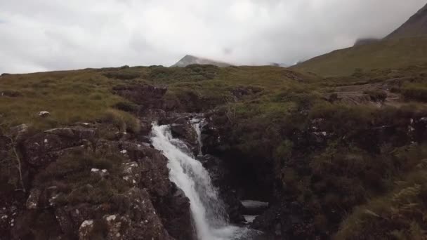 Flygfoto över ett vattenfall i bergen. Utsikt över topparna. Skottland — Stockvideo