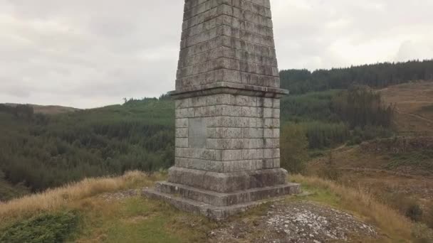 Flygfoto över stenmonument i skotska landskap i höglandet. Berg och skogar i gröna landskap — Stockvideo