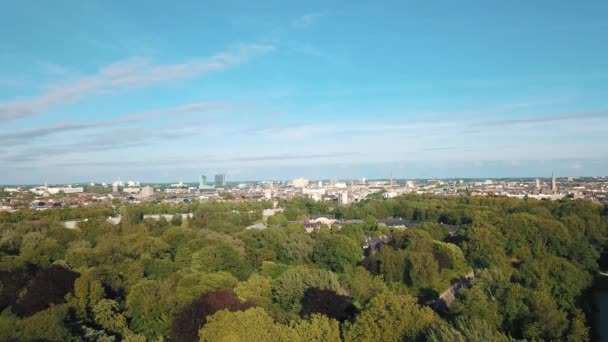 Letecký pohled na město Lille, citadelu a její zelený park — Stock video