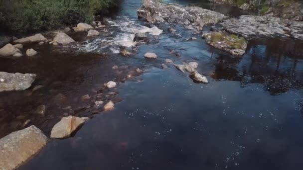 Pohled na řeku v obrovském lese. Zelená skotská krajina, vysočina — Stock video