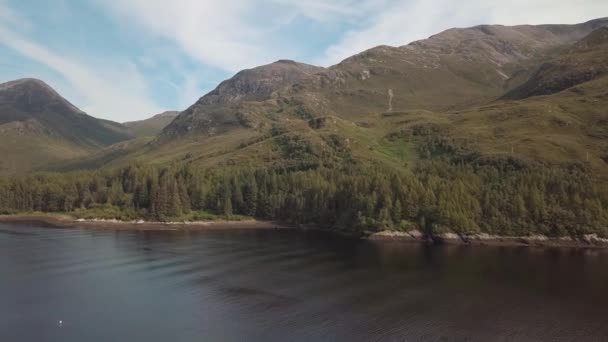 Upp över en sjö, skog och berg. Flygdrönarens vy rör sig uppåt — Stockvideo