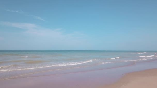 Blick auf Sandstrand, Meer und Wellen an einem sonnigen Tag — Stockvideo