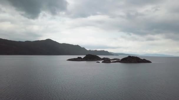 산 이 있는 호수 위를 날고 있어. 마법 스코틀랜드 풍경. 공중 드론 화면, 줌 아웃 — 비디오