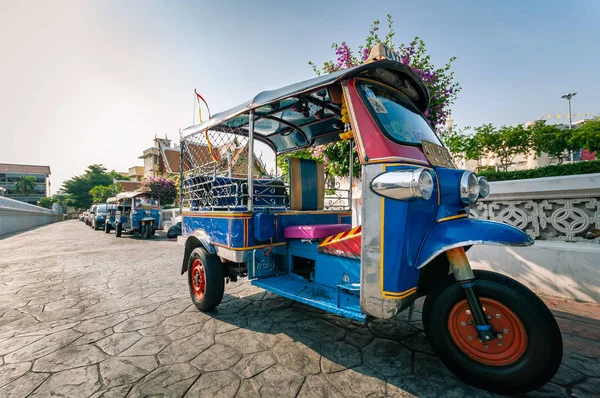 Thai Traditionell Taxi Eller Tuk Tuk Parker Bangkok Thailand — Stockfoto