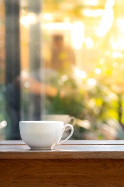 Bokeh Doğa Arka Plan ile Masada Beyaz Kahve Fincan