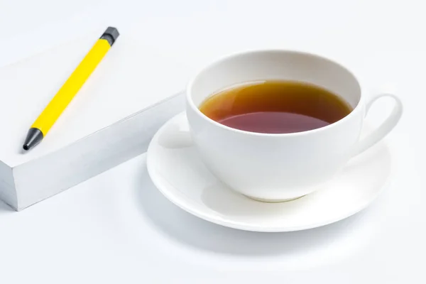 Чашка Горячего Чая Желтой Ручкой Белом Фоне — стоковое фото