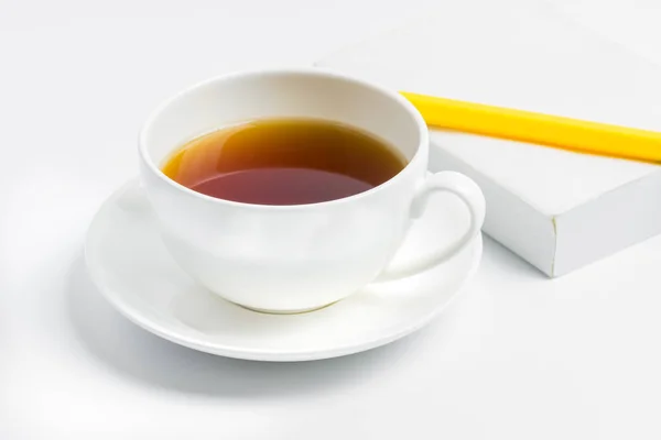 Tasse Heißen Tee Mit Gelbem Stift Isoliert Auf Weißem Hintergrund — Stockfoto