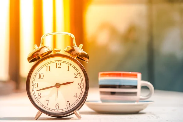 ヴィンテージ目覚まし時計とカラフルなカップ 朝のコンセプト — ストック写真