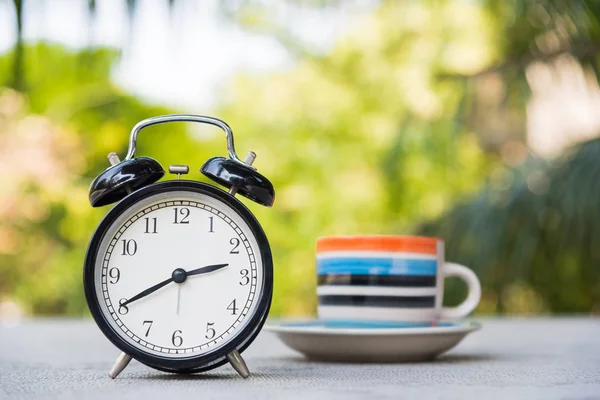 Vintage Wecker Und Bunte Tasse Morgenkonzept — Stockfoto