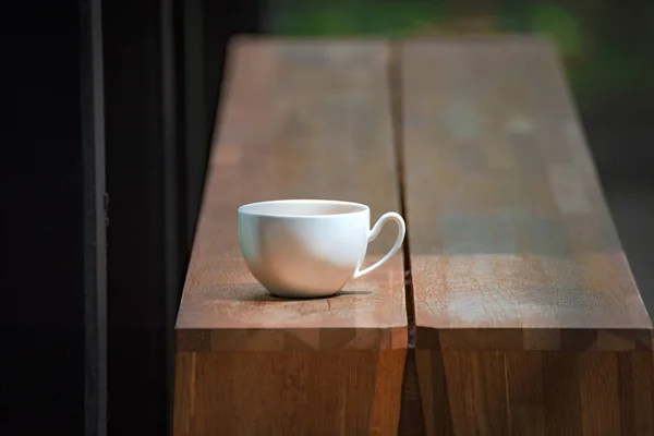 Чашка Белого Кофе Столе Bokeh Природа Фон — стоковое фото