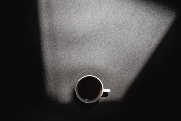 Witte Kopje Koffie Drinken Donkere Tafeloppervlak Kopie Ruimte Achtergrond — Stockfoto