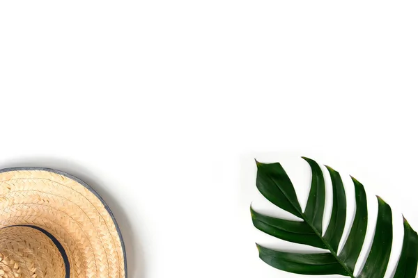 Hoja Tropical Verde Sombrero Paja Aislado Sobre Fondo Blanco Imágenes de stock libres de derechos