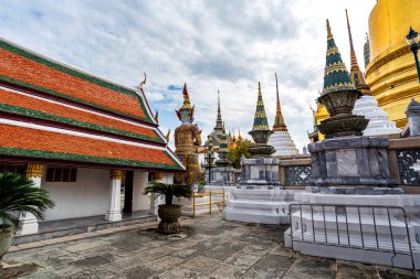 Güzel Wat Phra Kaew tapınağı ve mavi gökyüzü arka planı, Bangkok, Tayland 
