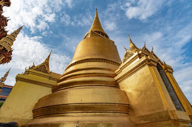 Güzel Wat Phra Kaew tapınağı ve mavi gökyüzü arka planı, Bangkok, Tayland 