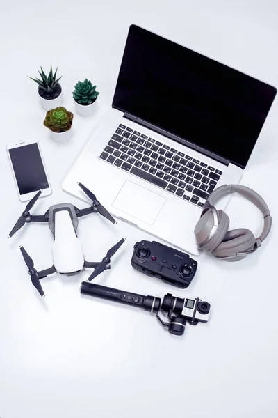 Blogger şeyler. Dizüstü bilgisayar, akıllı telefon, kamera, dron, kulaklık