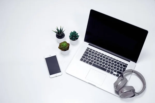 Laptop Kopfhörer Handy Auf Dem Tisch — Stockfoto