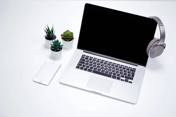 Laptop Kopfhörer Handy Auf Dem Tisch — Stockfoto