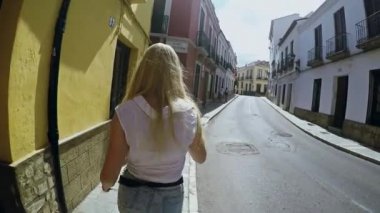 saç uçan ile genç bir kadın