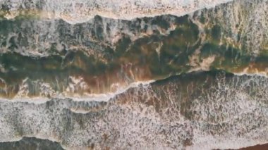 İspanya deniz ve plaja sabah drone alansal görünümünden