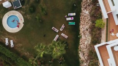 insanlar aittir yanında şezlong üzerinde