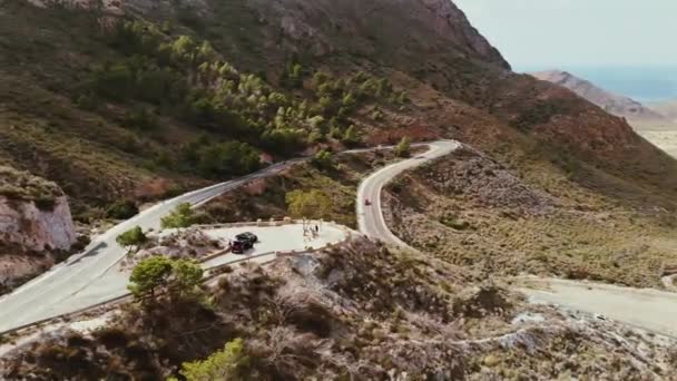 森の国の道路の車の空撮 スペインの松の森では 道路上を飛んで撮影映画のドローン — ストック動画